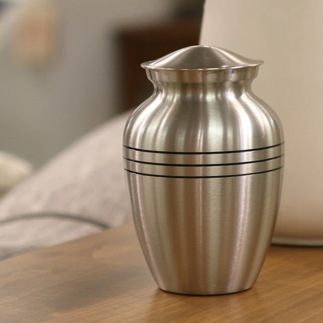 Classic Pewter, Small Urn