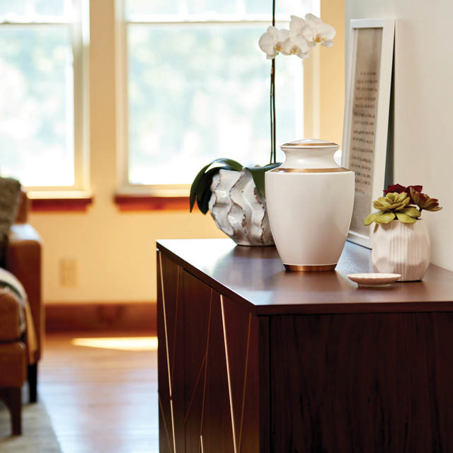 Trinity Pearl, Full Size Urn